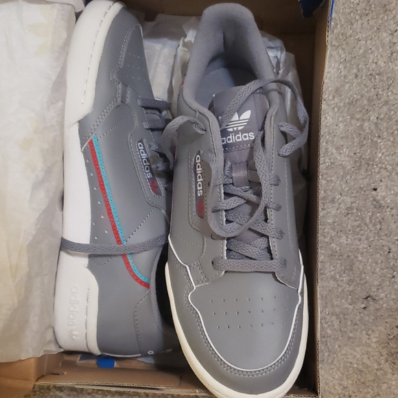 Adidas Continental - Picture 2 of 2